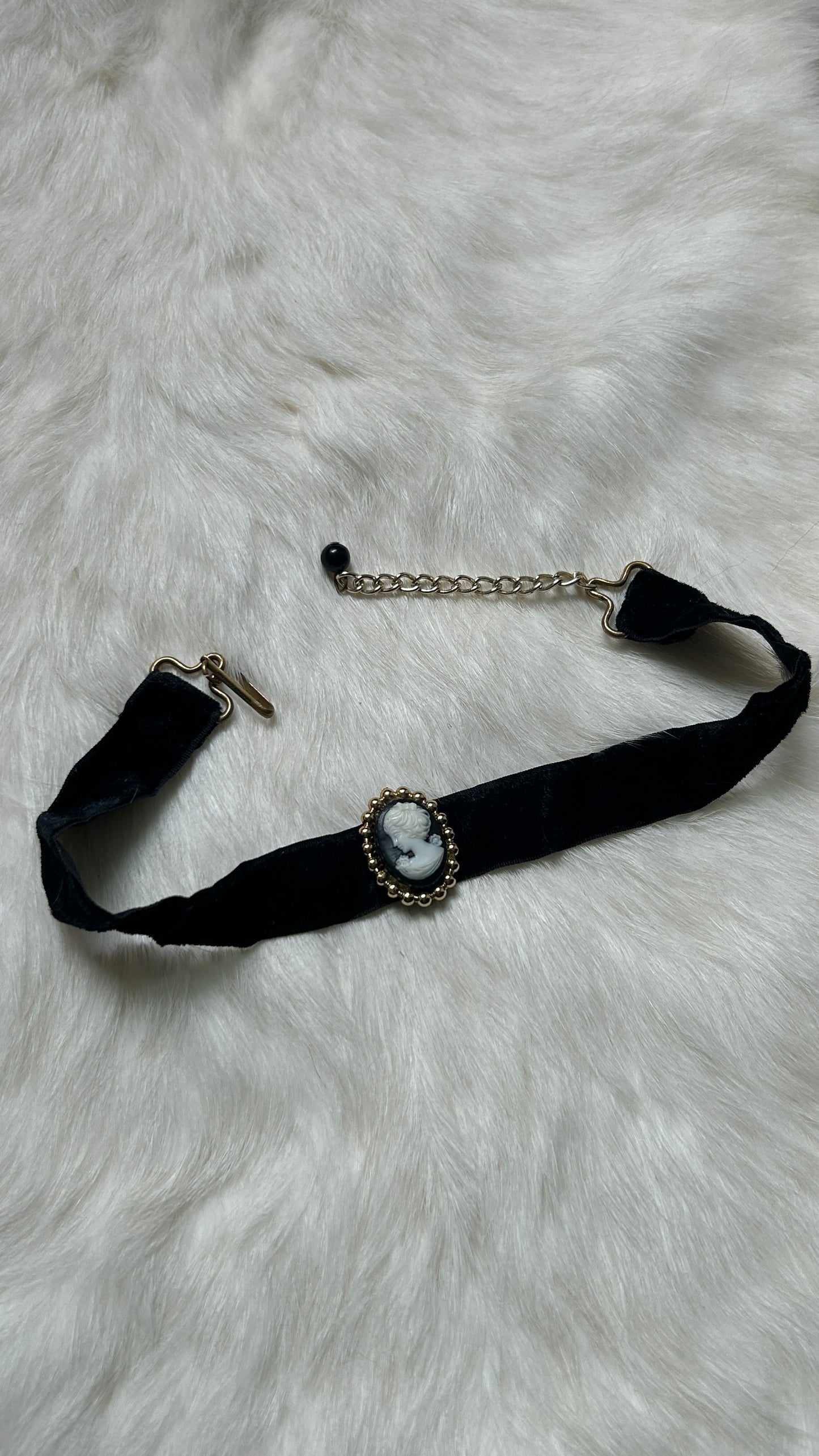 Silhouette Choker
