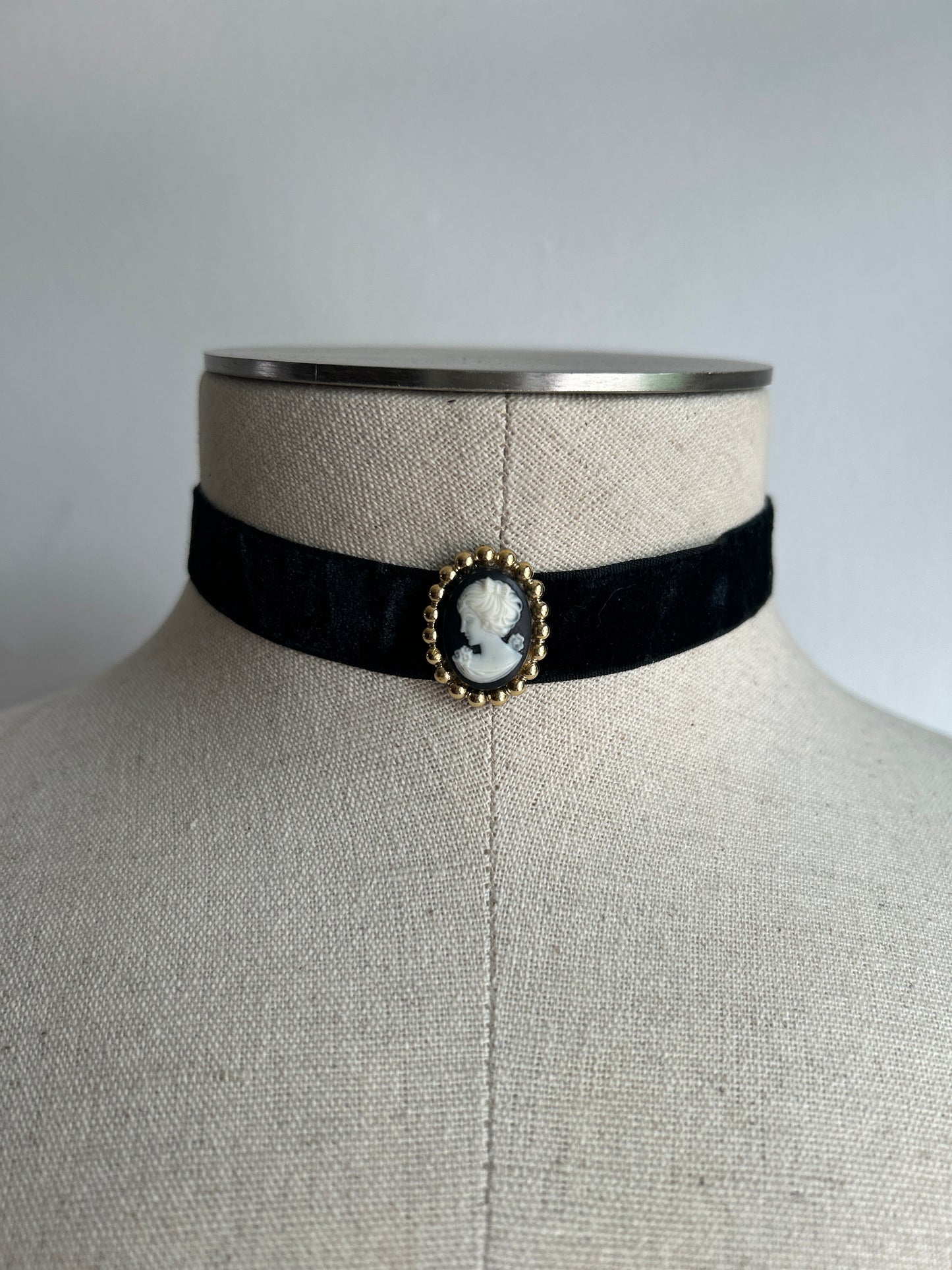 Silhouette Choker