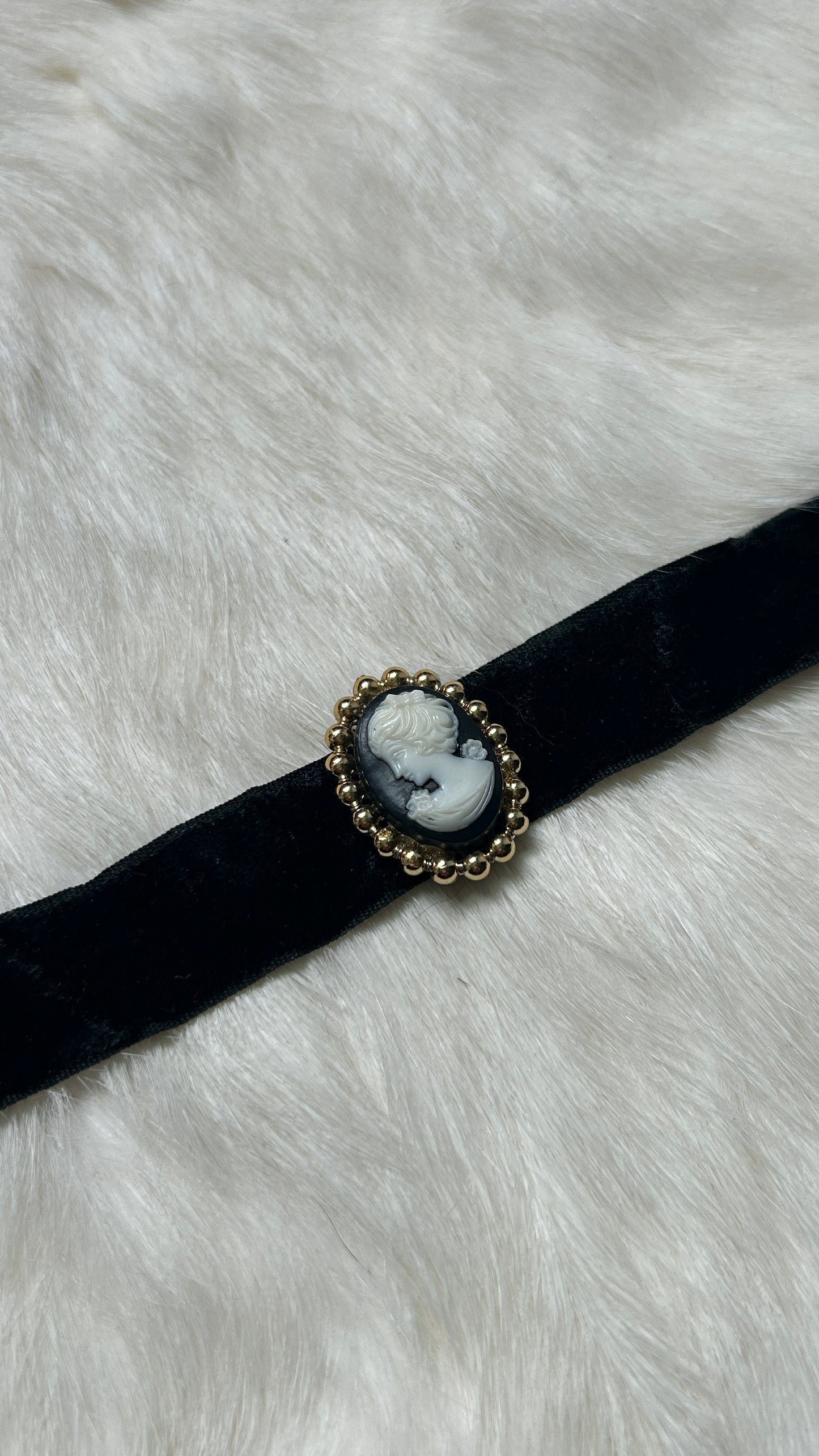 Silhouette Choker
